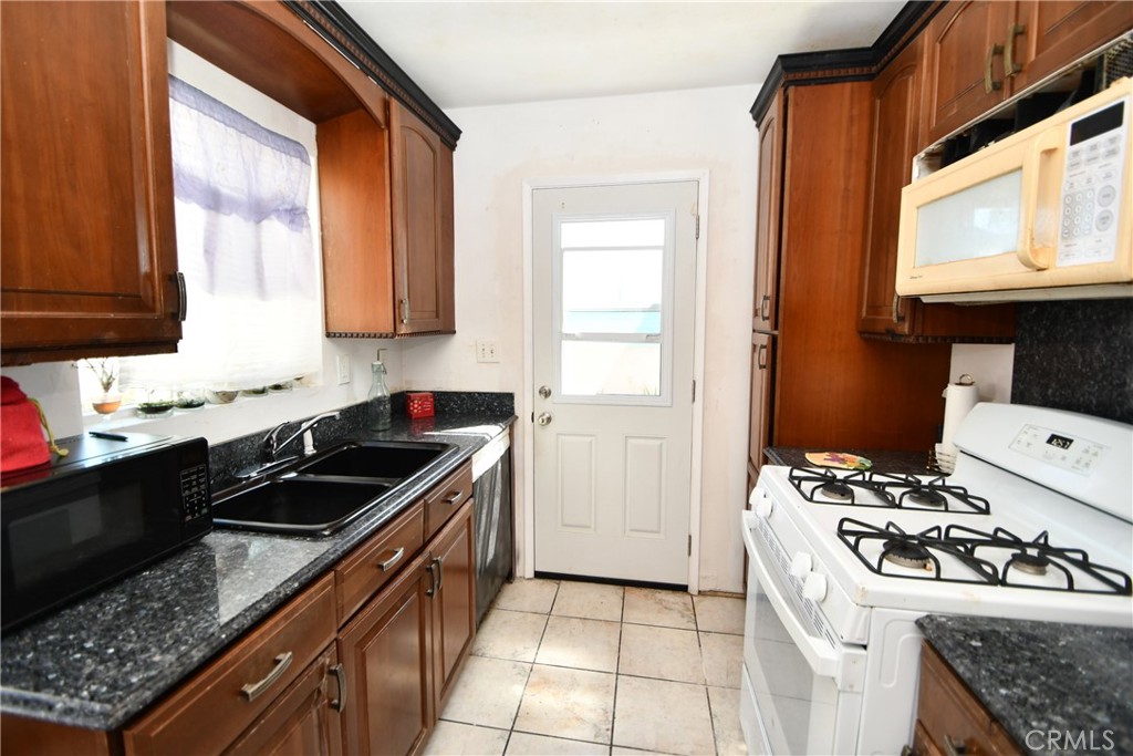 12902 S Berendo Property Photo 19