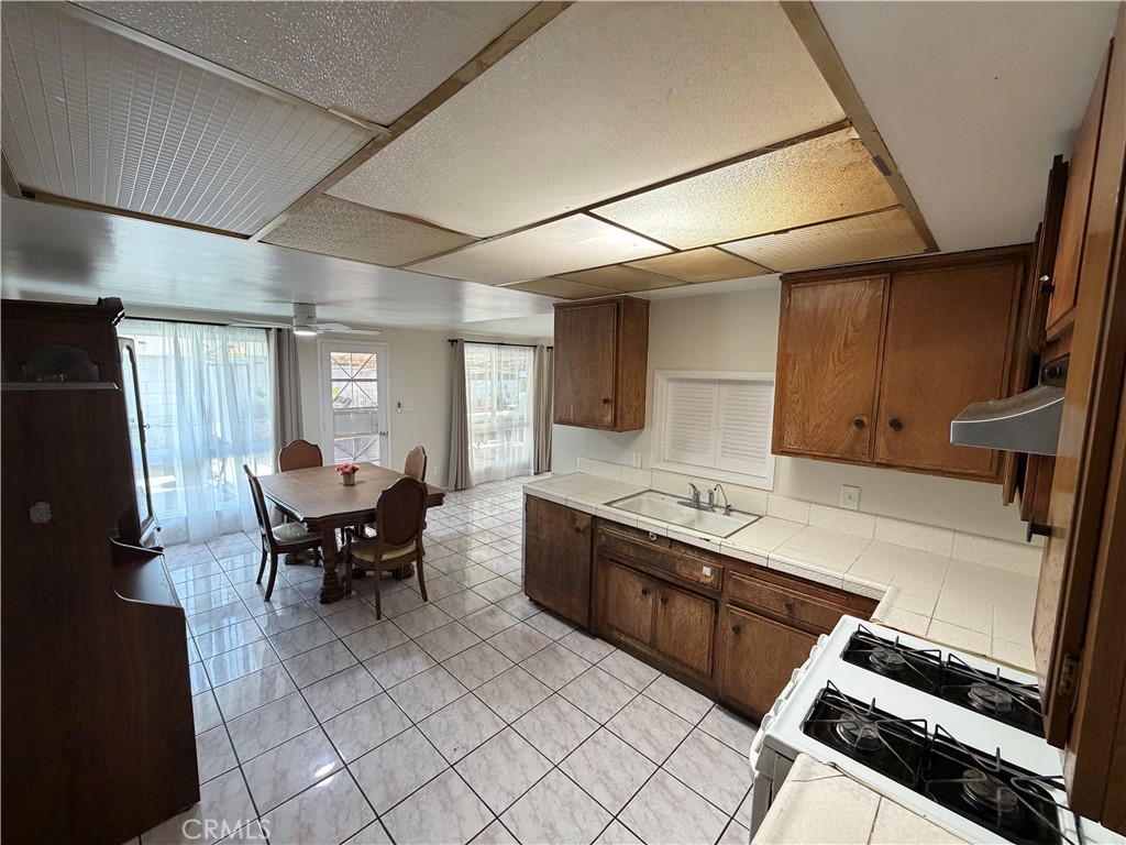 16818 La Salle Property Photo 5
