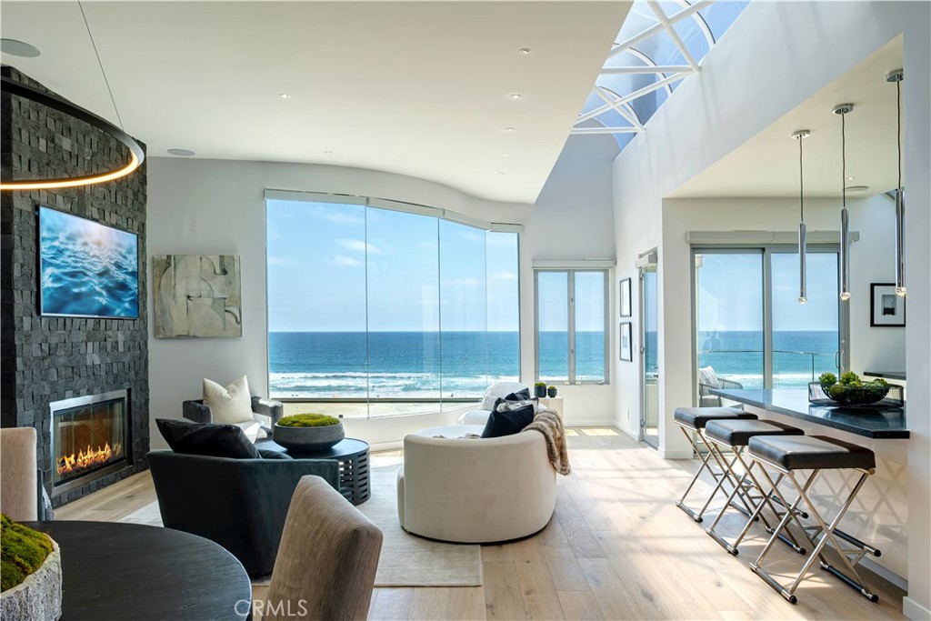 2522 The Strand Property Photo 3