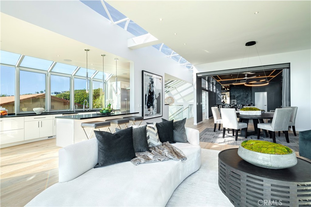 2522 The Strand Property Photo 4
