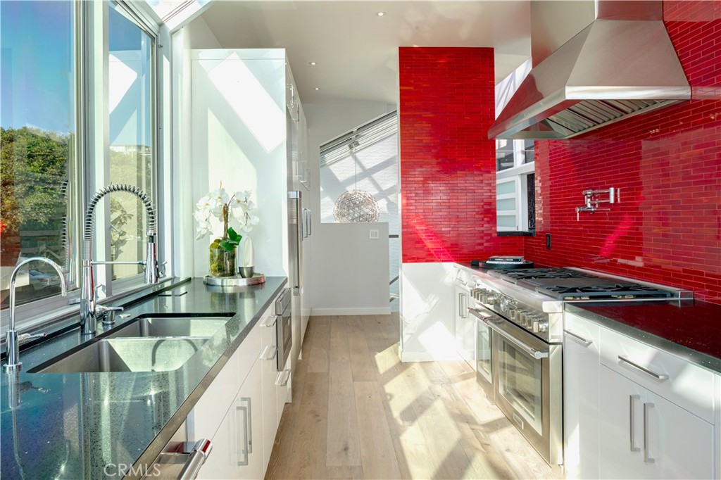 2522 The Strand Property Photo 6