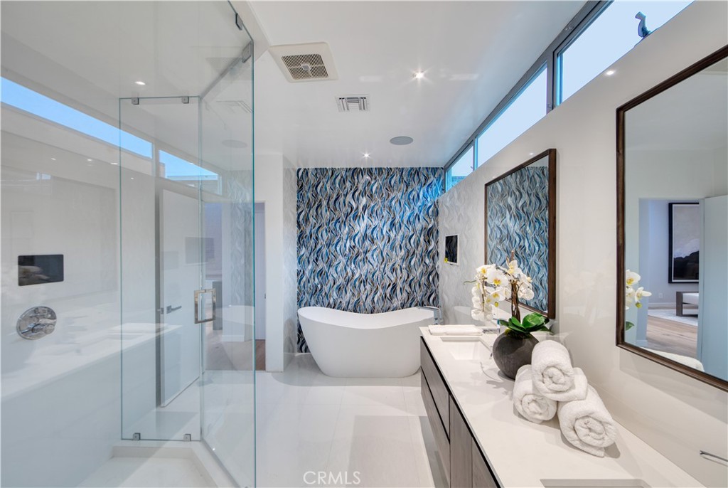 2522 The Strand Property Photo 10