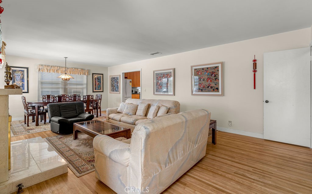 7419 W 89th Street Property Photo 4