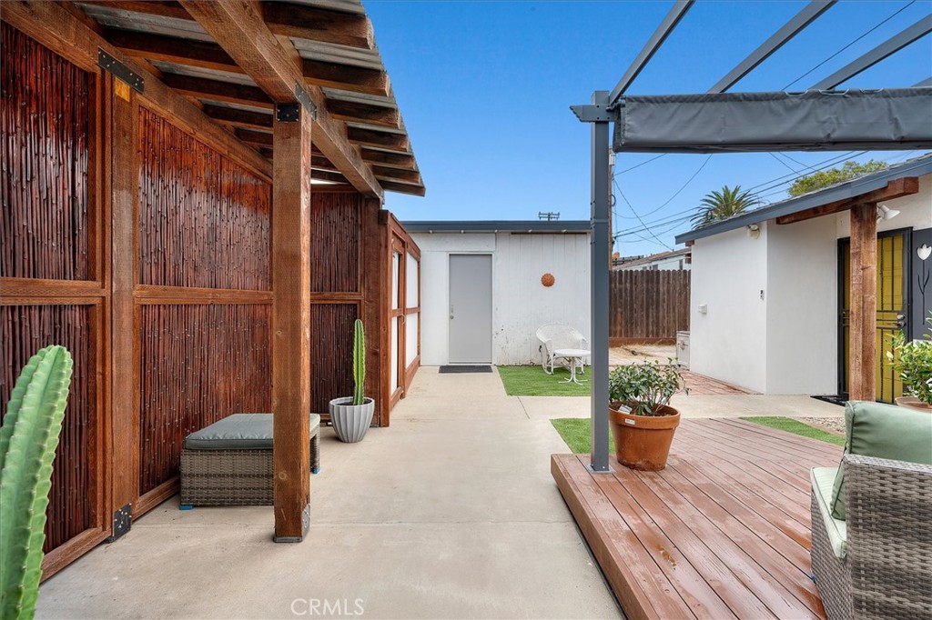 744 1/2 Flower Avenue Property Photo 4
