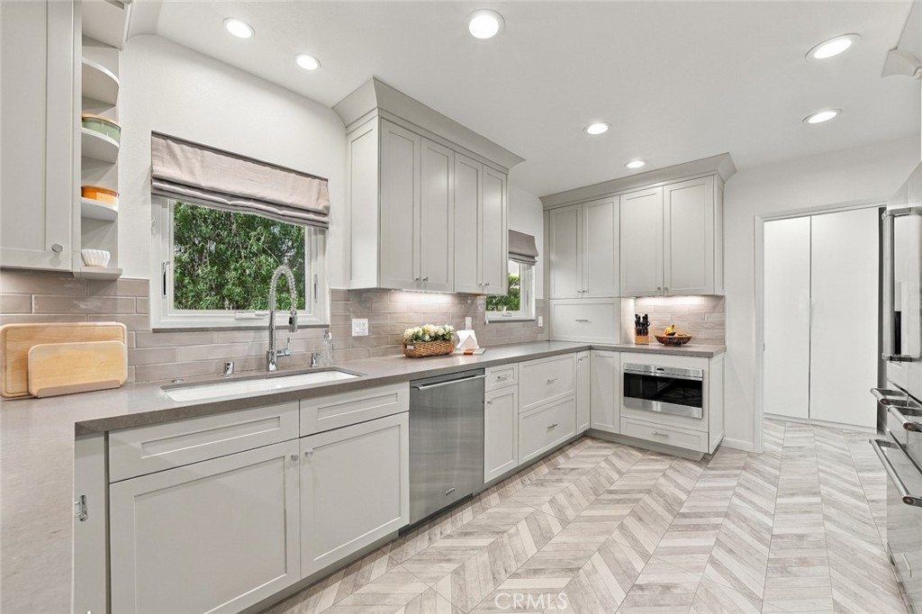 6321 W 79th Street Property Photo 4