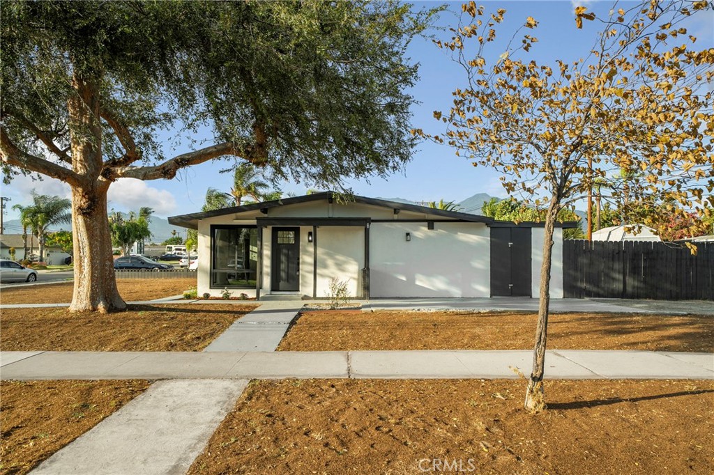 921 E 5th Street Property Photo 2