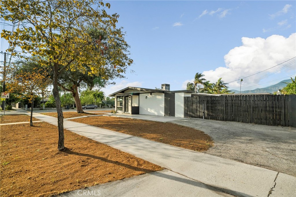 921 E 5th Street Property Photo 3