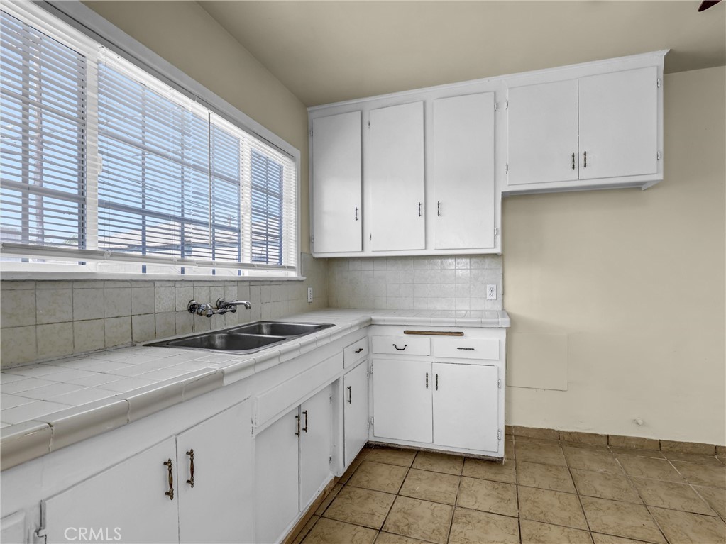 2217 W Raymond Property Photo 11