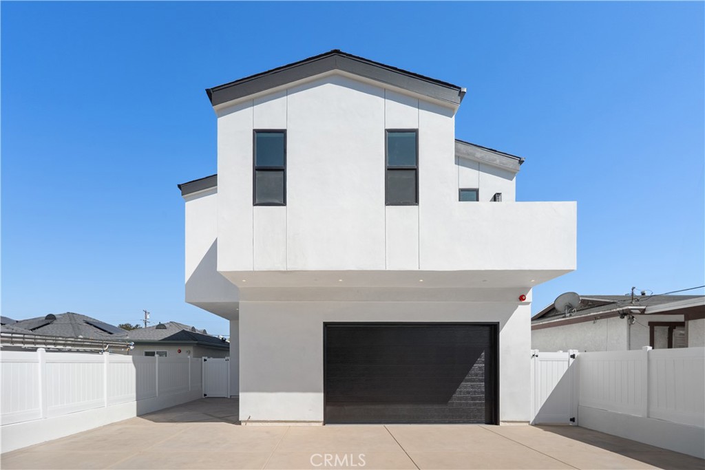 15634 Sombra Avenue B Property Photo 1