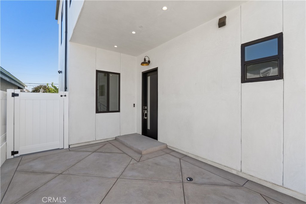 15634 Sombra Avenue B Property Photo 2