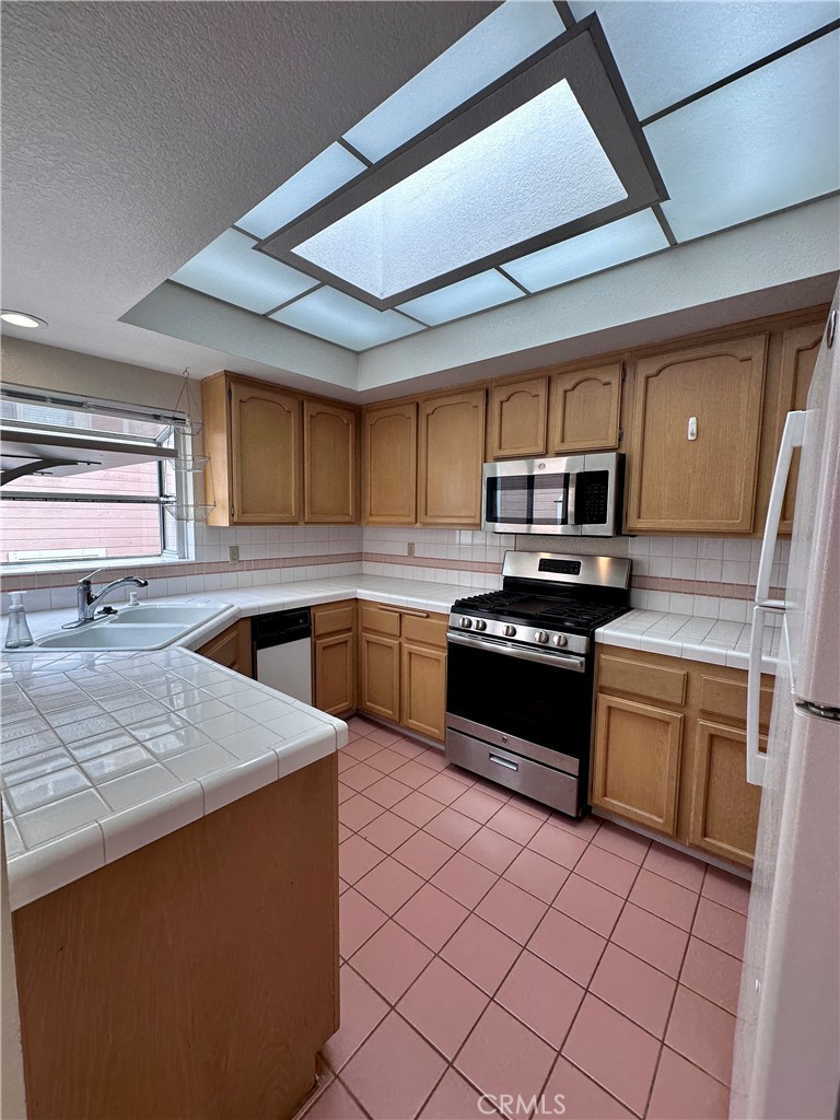 320 N Catalina Avenue 3 Property Photo 11