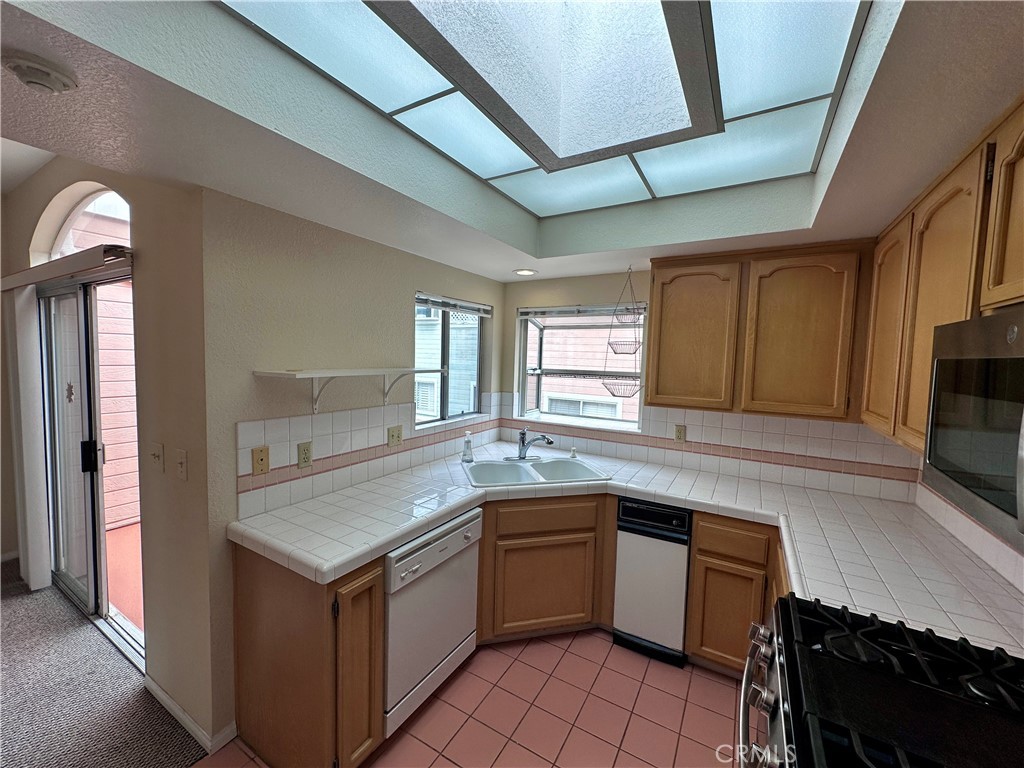 320 N Catalina Avenue 3 Property Photo 12