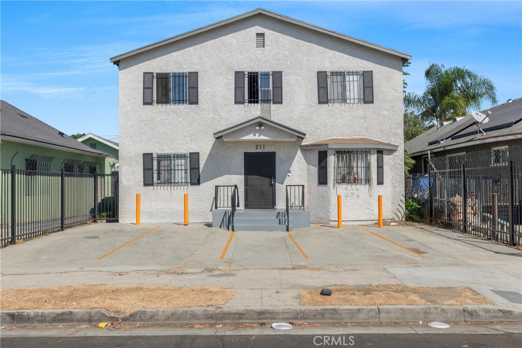 211 E 55th Street Property Photo 1