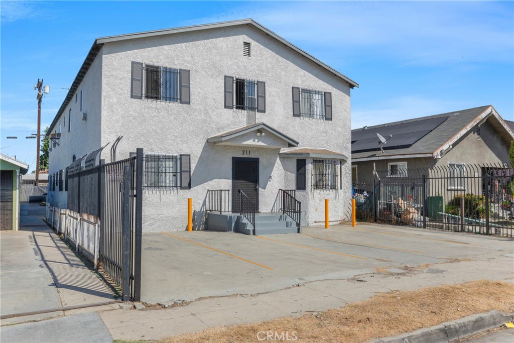 211 E 55th Street Property Photo 2