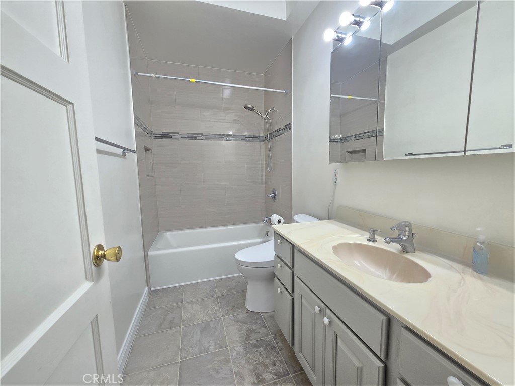 1611 W 154th Place Property Photo 6