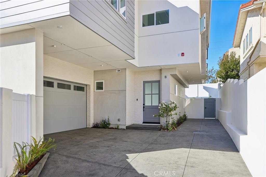 2019 Huntington Lane B Property Photo 1