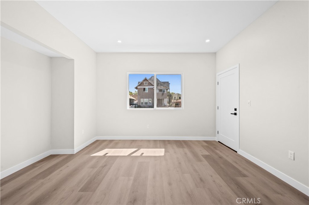 259 W 42nd Street Property Photo 8