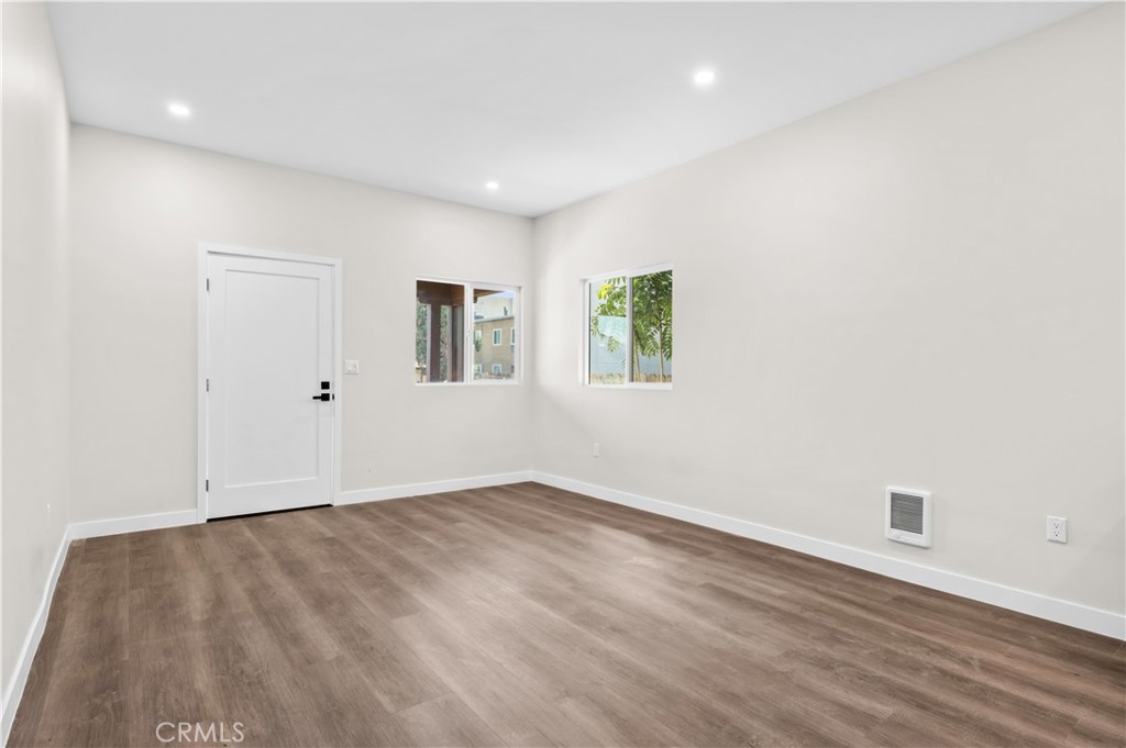 259 W 42nd Street Property Photo 24