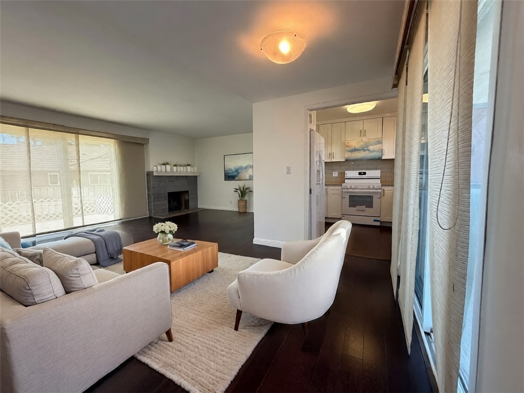 22711 Maple B Property Photo 6