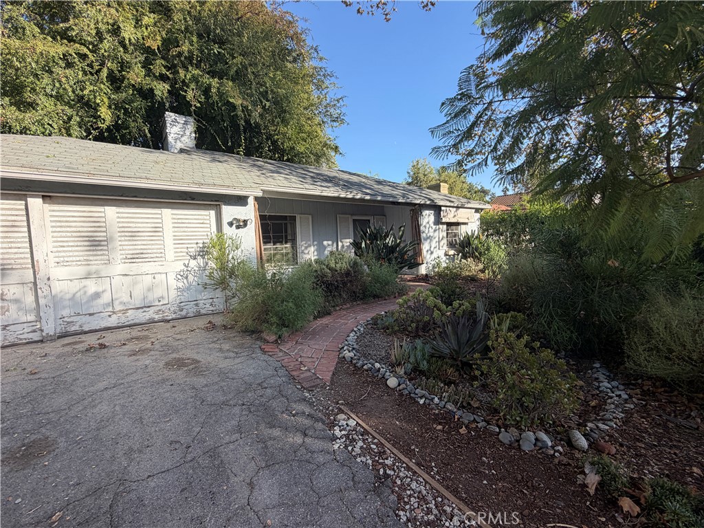 1110 S Los Robles Property Photo 1