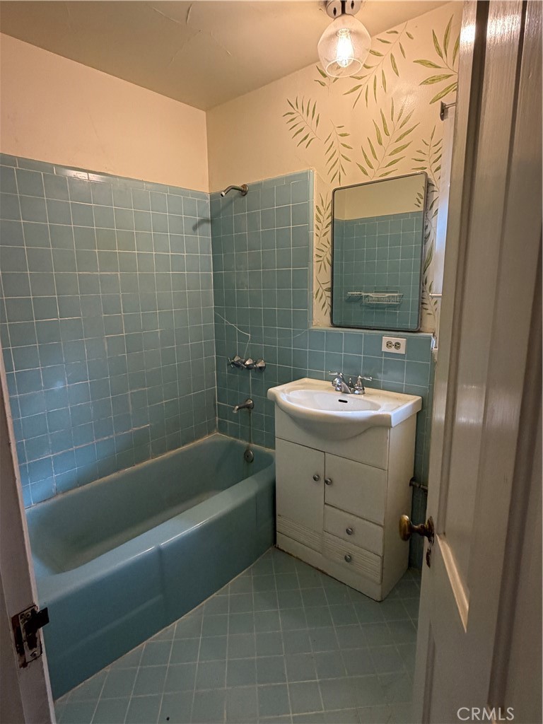 1110 S Los Robles Property Photo 2
