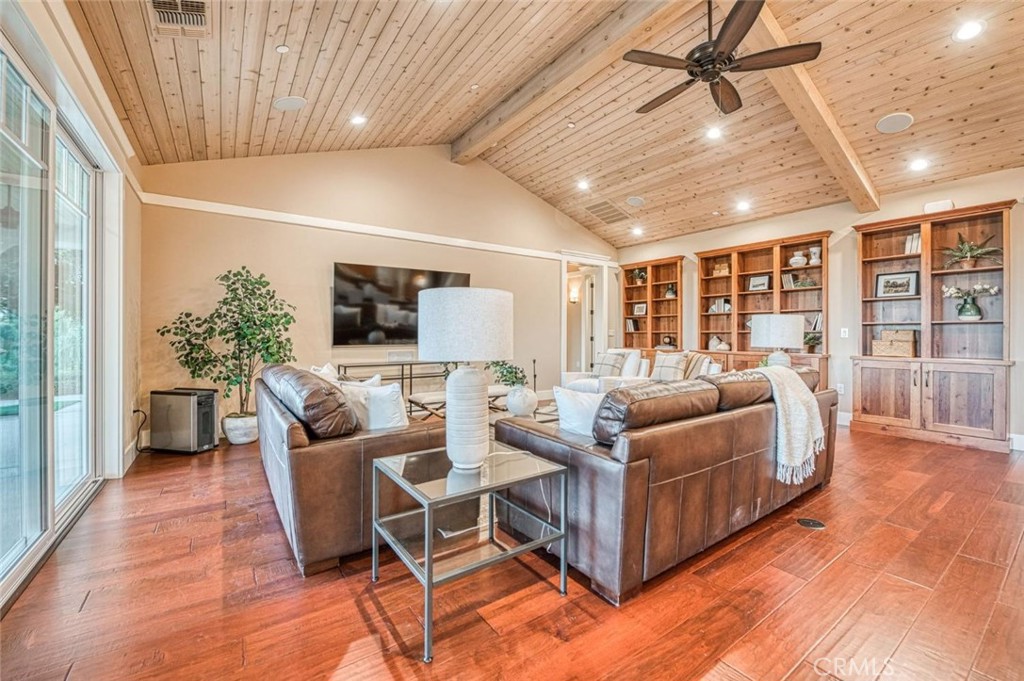 1098 S Rainbow Avenue Property Photo 8