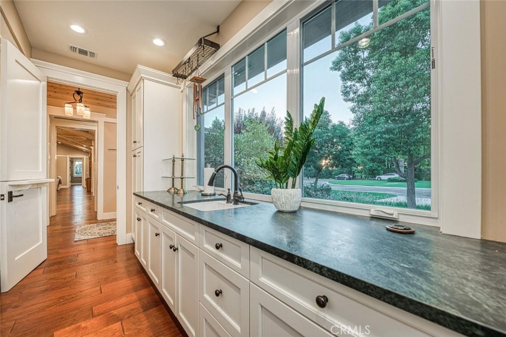 1098 S Rainbow Avenue Property Photo 18