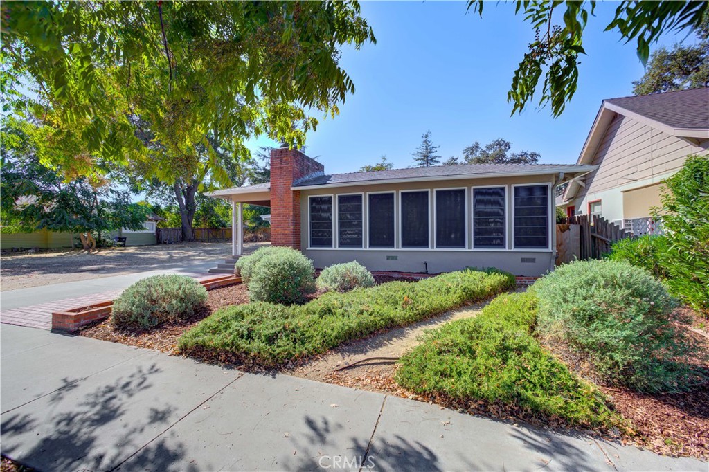 1835 Oak Street Property Photo 1