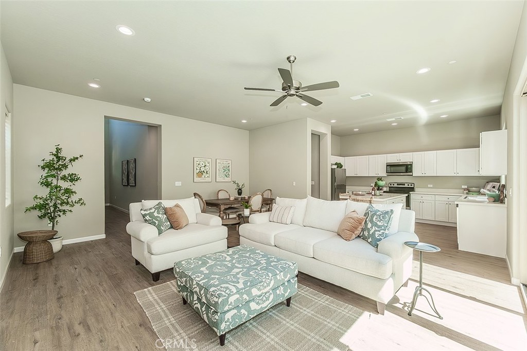 6008 E Sussex Way Property Photo 4