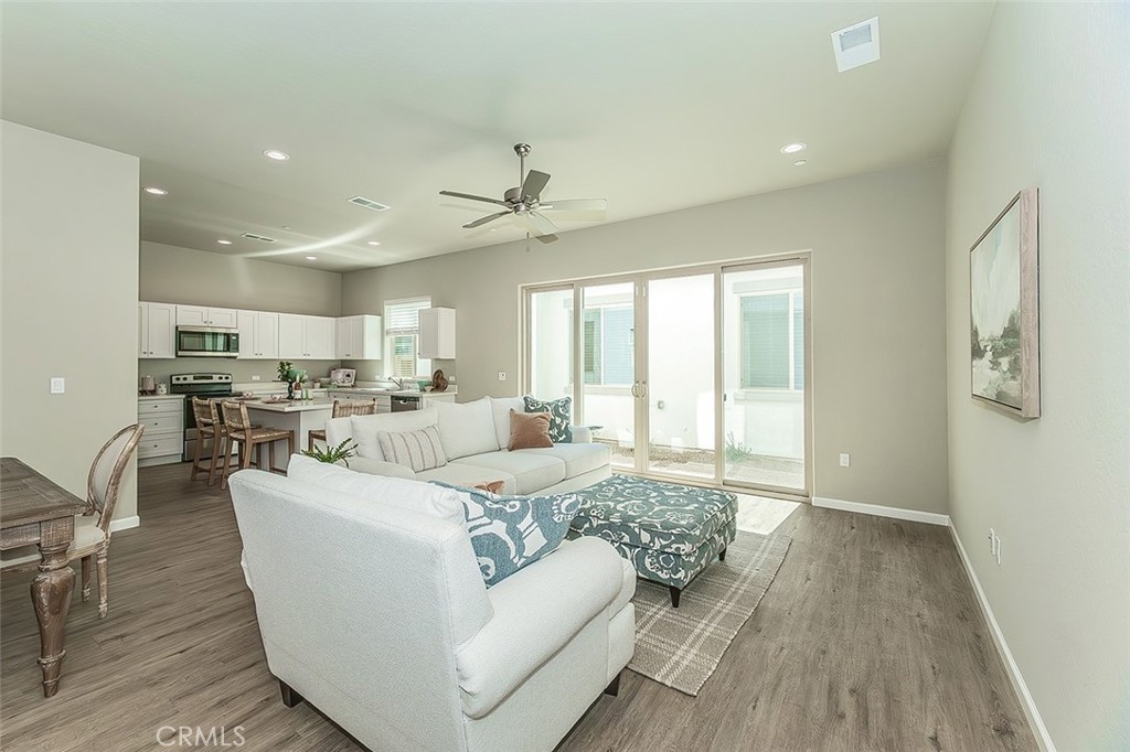 6008 E Sussex Way Property Photo 6