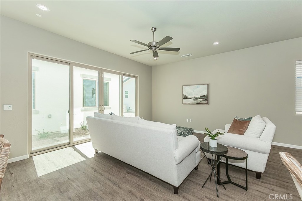 6008 E Sussex Way Property Photo 7