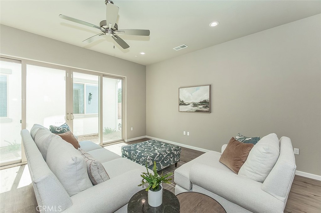 6008 E Sussex Way Property Photo 8