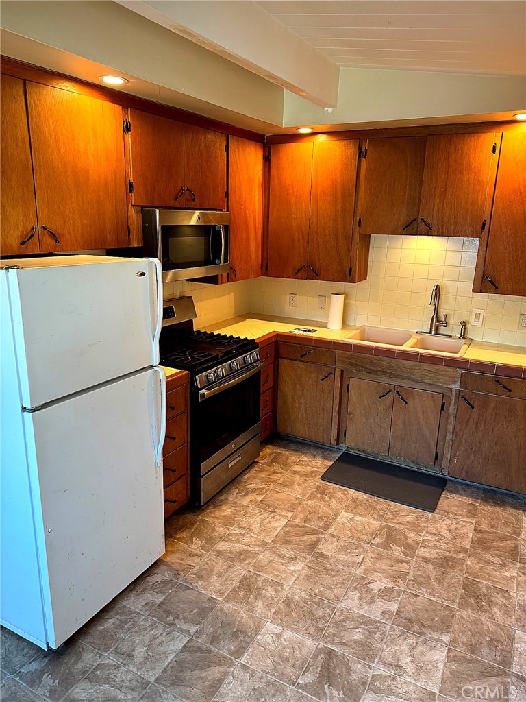 460 Jamaica Property Photo 2