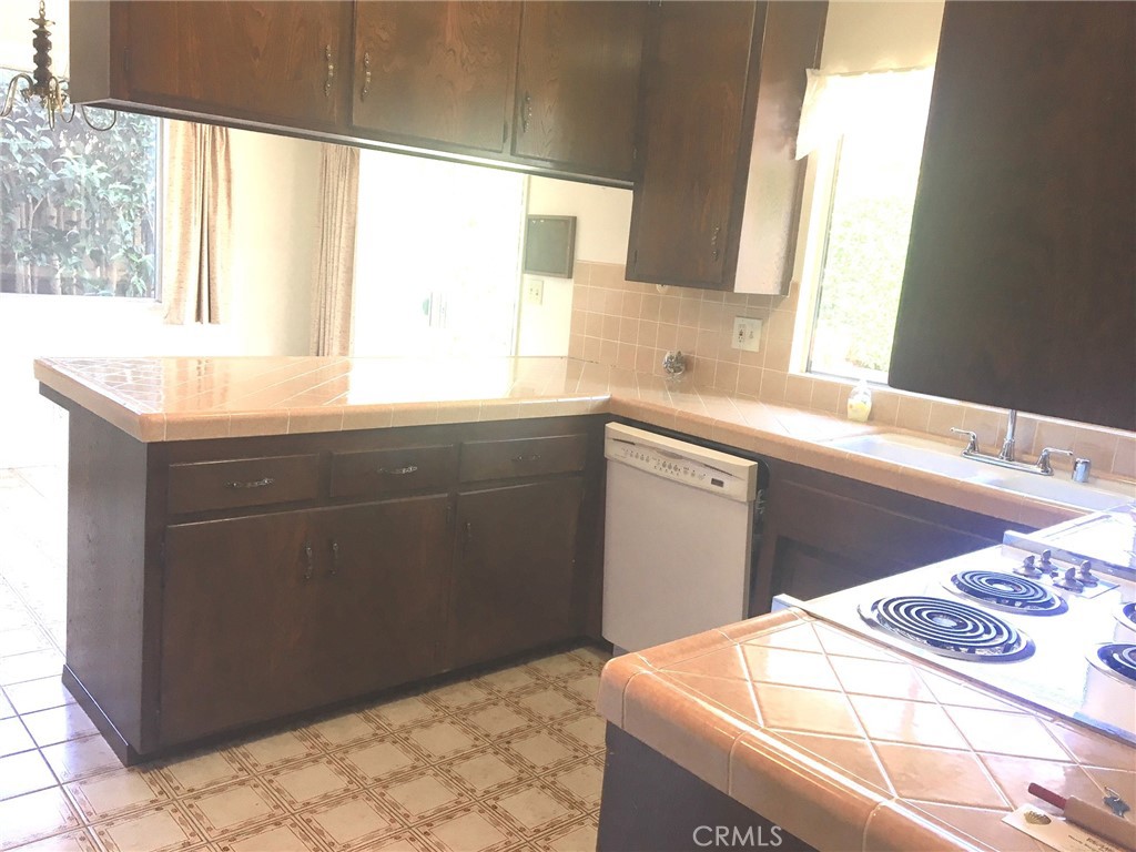 1559 Royal Way Property Photo 4
