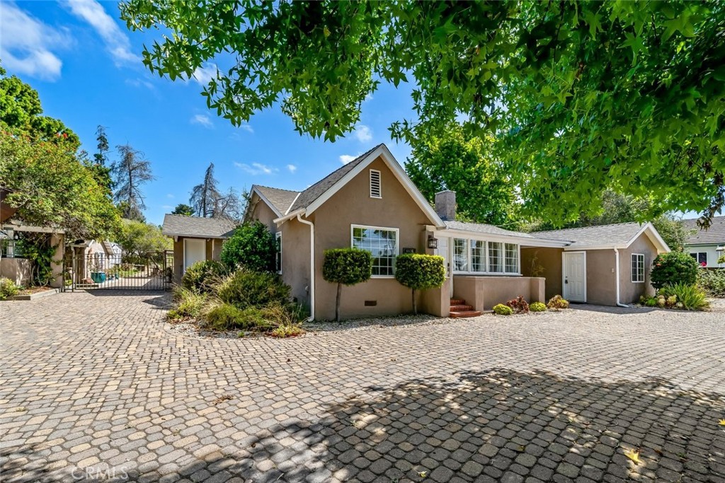1136 E Grand Property Photo 1