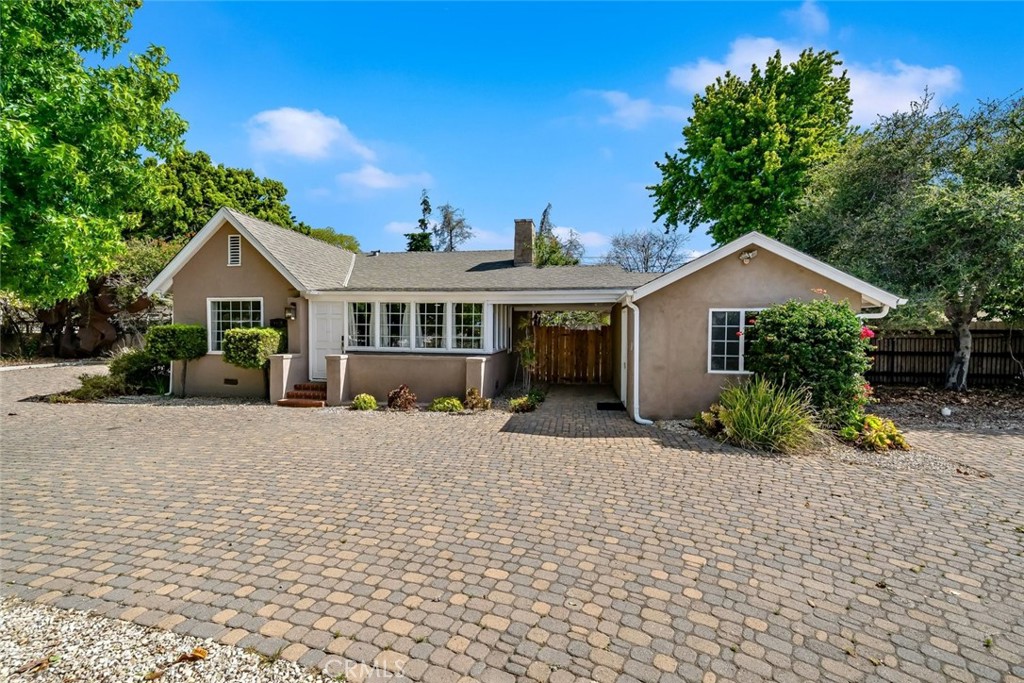 1136 E Grand Property Photo 4