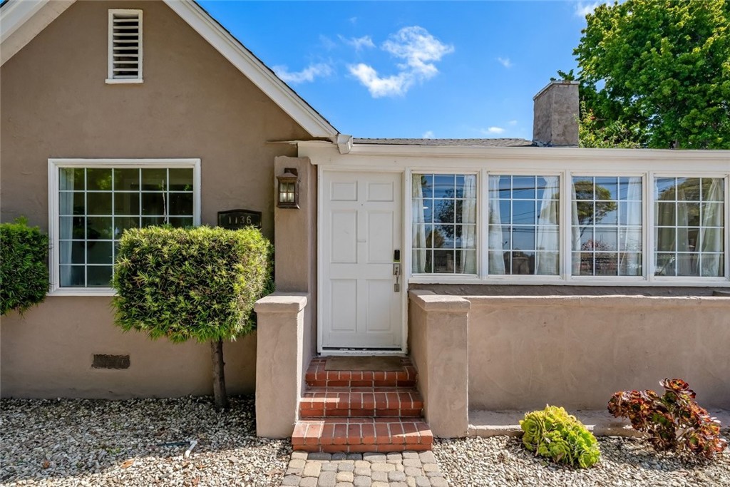 1136 E Grand Property Photo 5