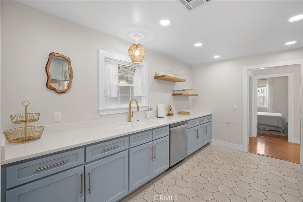 1136 E Grand Property Photo 14