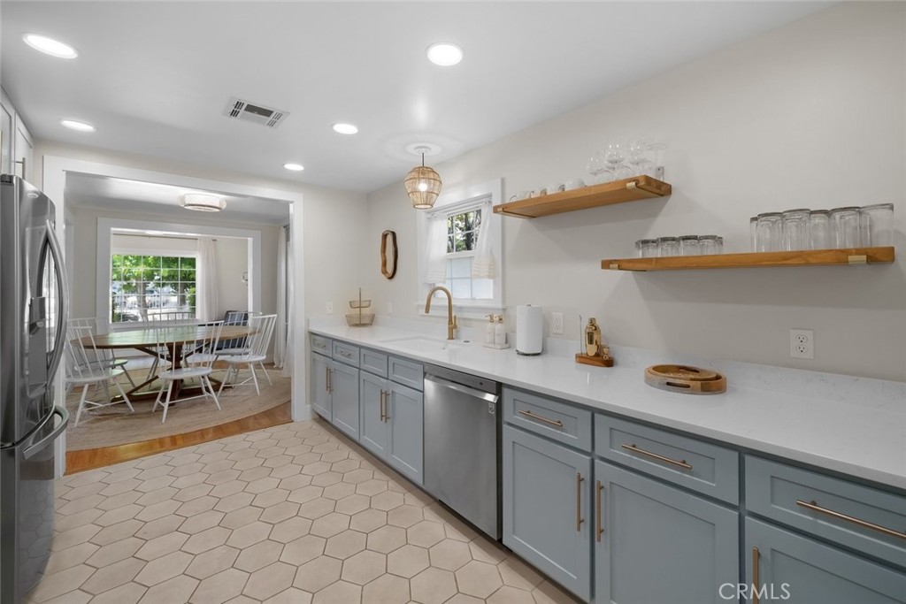 1136 E Grand Property Photo 17