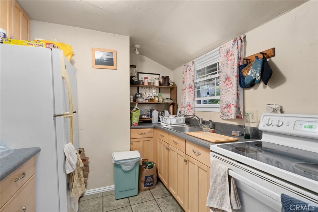 1136 E Grand Property Photo 44