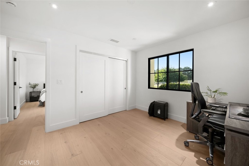 1090 Jordan Lane Property Photo 32