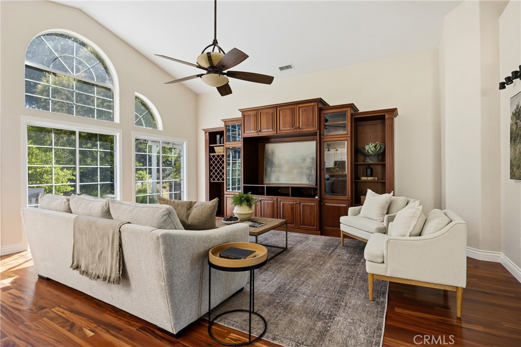 5781 Glenview Property Photo 5