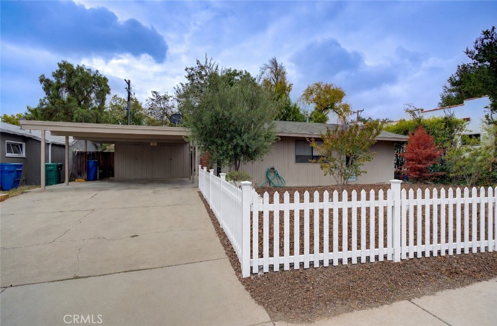 1544 Oak Property Photo 3