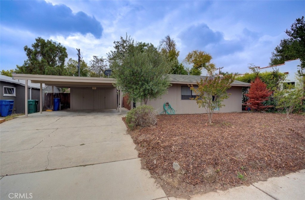 1544 Oak Property Photo 4
