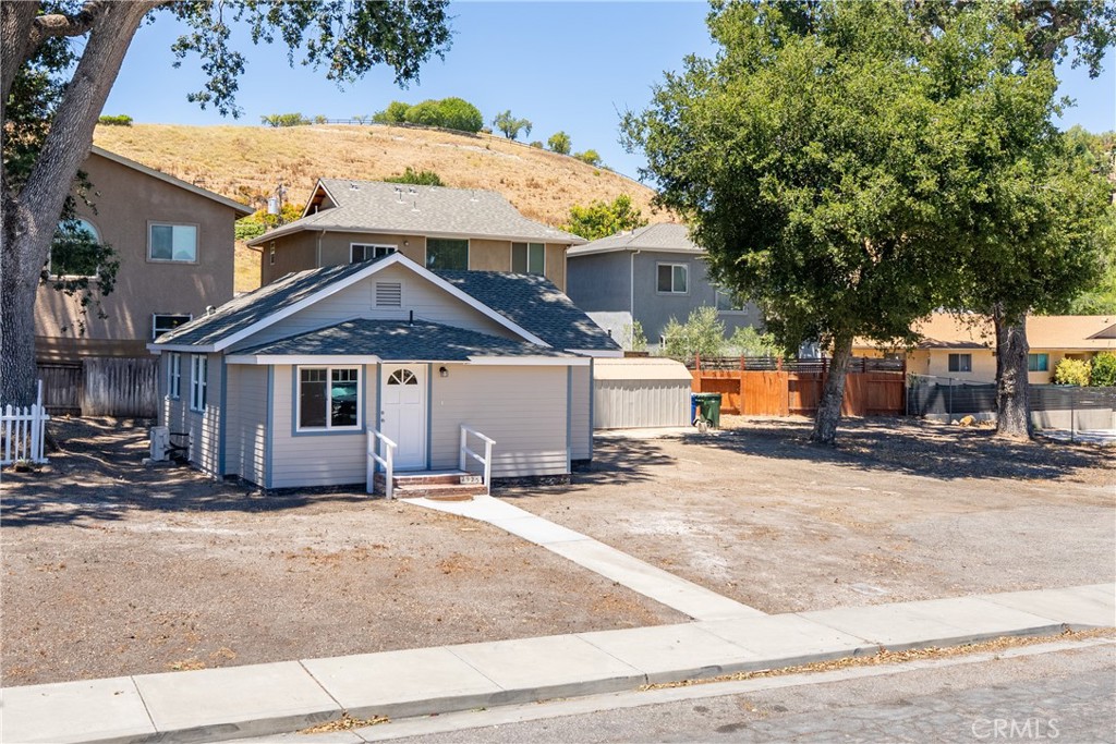 2925 Oak Property Photo 2