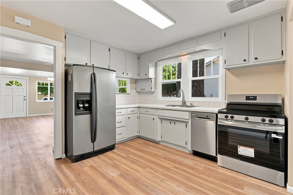 2925 Oak Property Photo 8