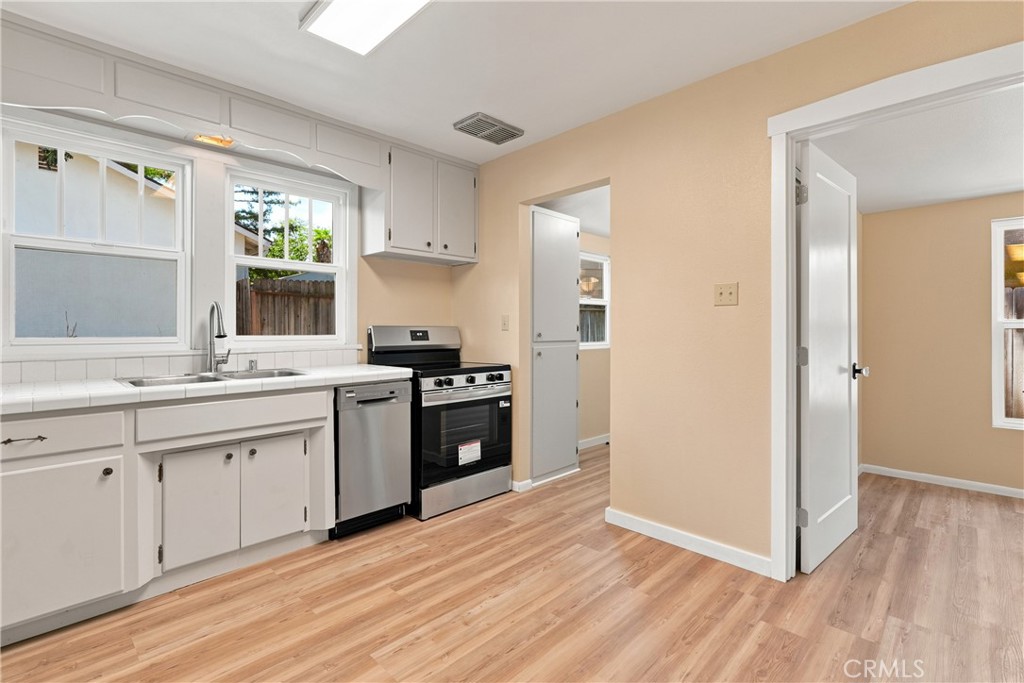 2925 Oak Property Photo 9