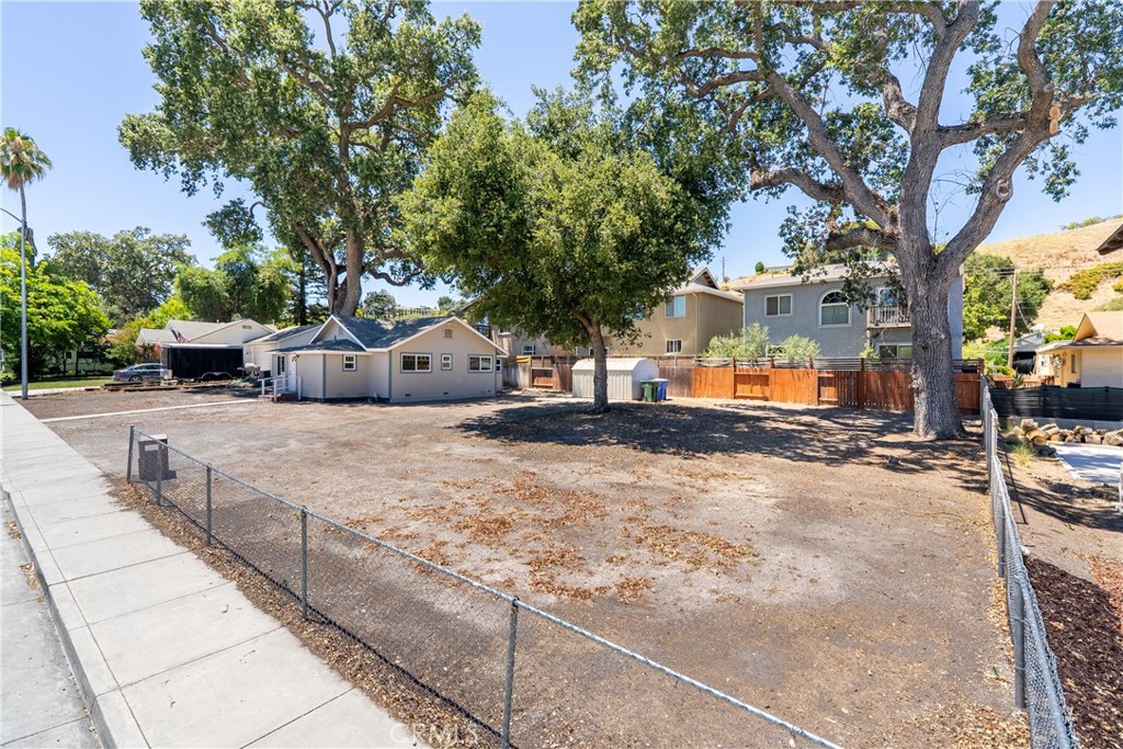 2925 Oak Property Photo 22