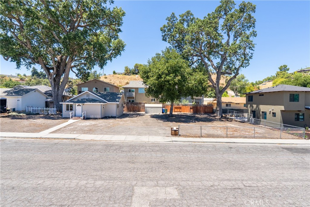 2925 Oak Property Photo 25
