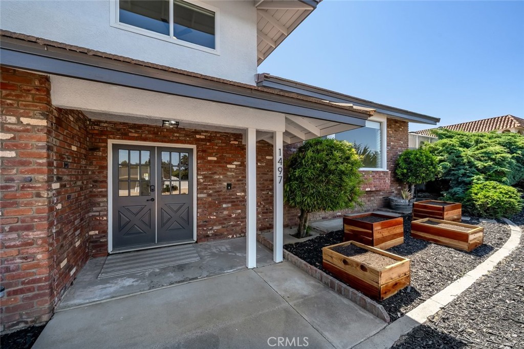 1497 La Quinta Drive Property Photo 2